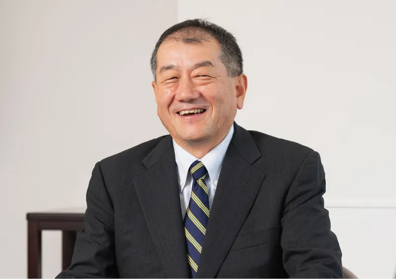 alt="笑顔を見せる天昇電気工業 代表取締役社長 藤本健介
