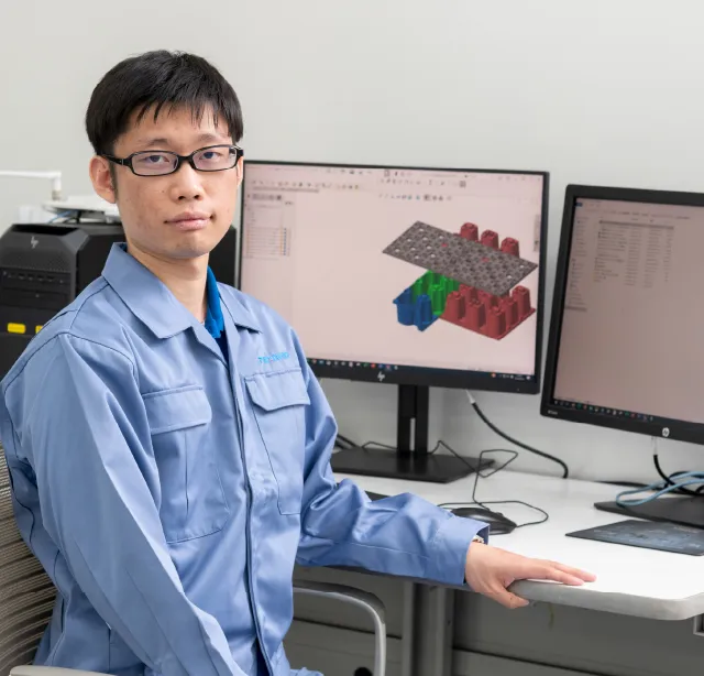 設計データを確認しながら業務を進める開発担当者