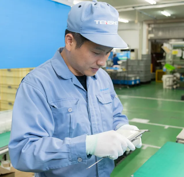 製品の品質を厳しくチェックする検査作業の様子
