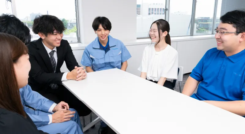 笑顔で和やかに話し合う社員たちの座談会の様子