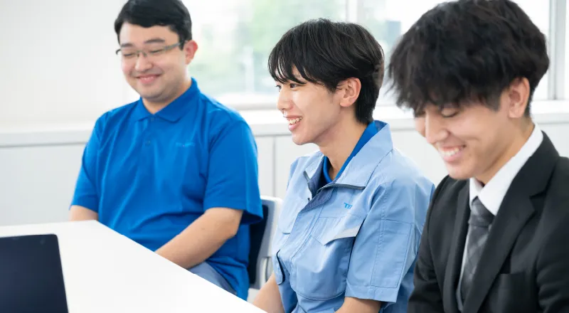資料を囲んで語り合う社員たちの様子
