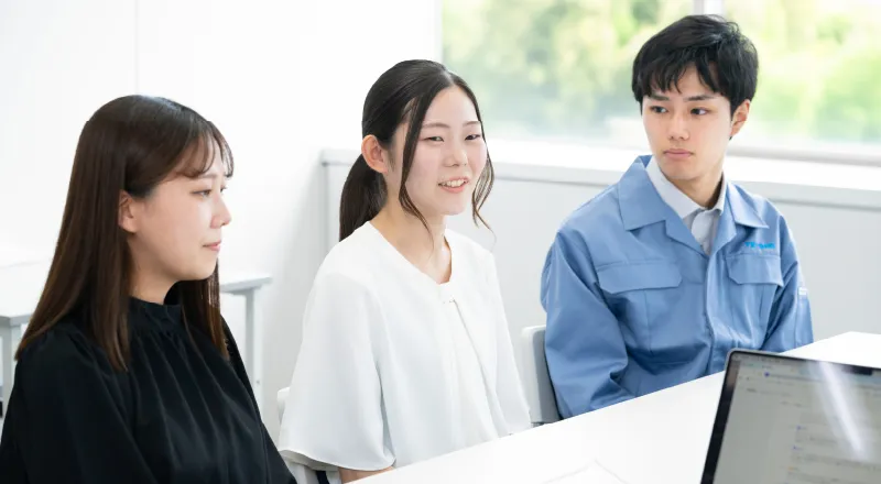 部署を越えて意見を交わす社員たちの様子