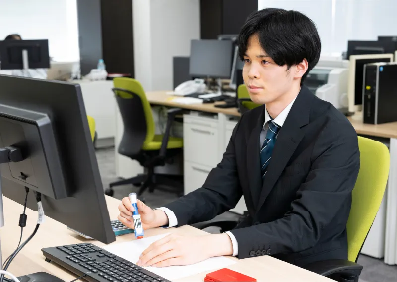 デスクでパソコンに向かい業務を行う管理本部 経理部のI.Sさん