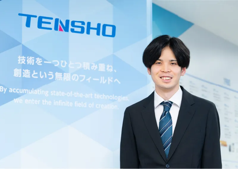 スーツ姿で微笑む管理本部 経理部のI.Sさん