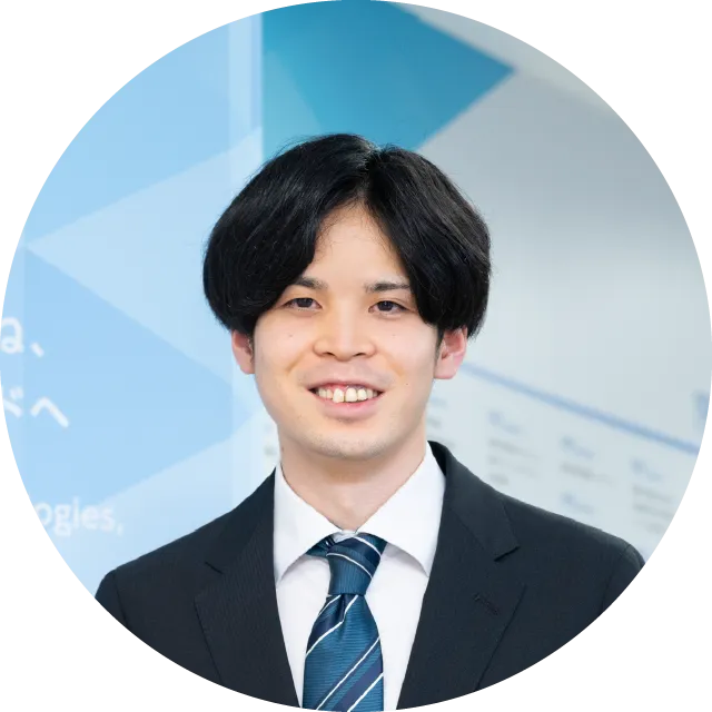 スーツ姿で微笑むI.Sさん
