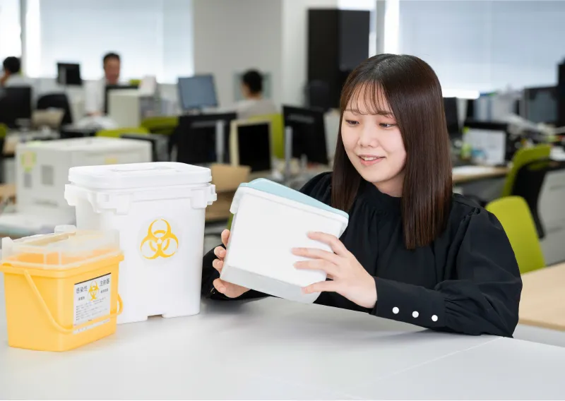 ミッペールを手にして笑顔を見せる品質保証部／環境管理部のN.Hさん