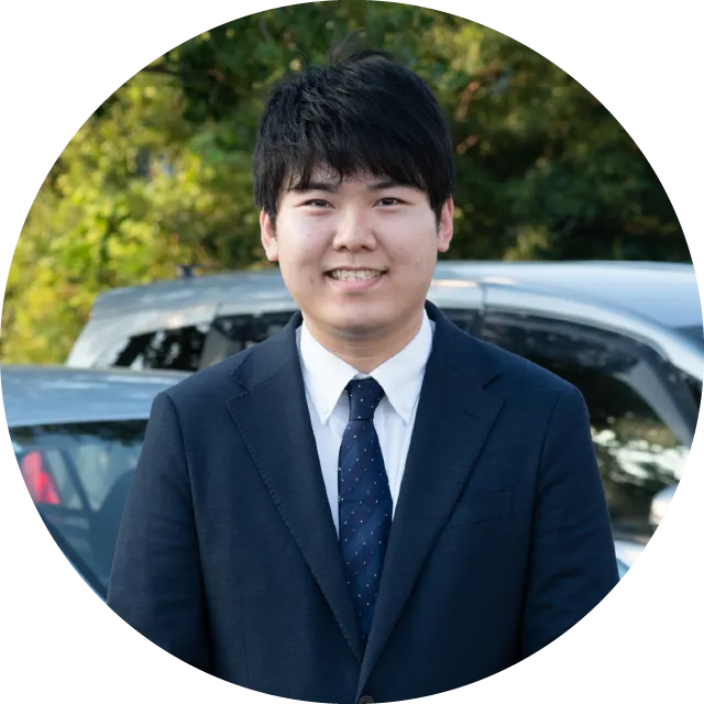 スーツ姿で微笑むT.Fさん