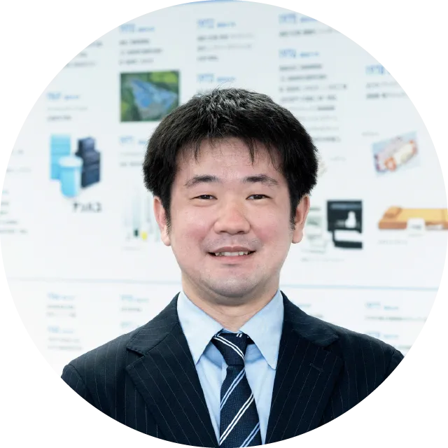 スーツ姿で微笑むT.Hさん