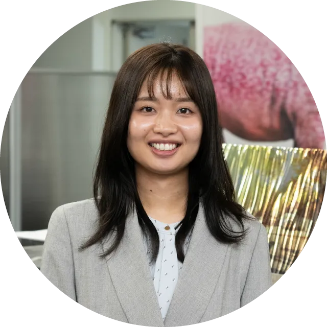 スーツ姿で微笑むU.Oさん