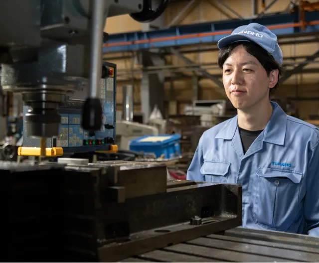 場内で生産設備やラインの確認を行う生産技術職の社員