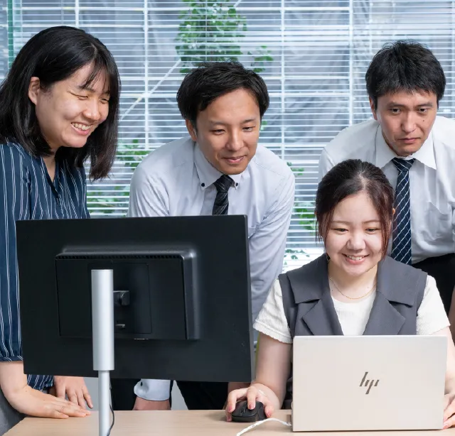 企画やアイデア出しについて話し合う社員たち