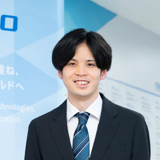 スーツを着用し笑顔を見せる管理本部のI.Sさん