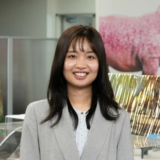 ジャケット姿で柔らかな表情を見せるU.Oさん