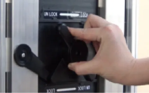 テンサートラックのロック解除状態を示す操作部（解除表示）